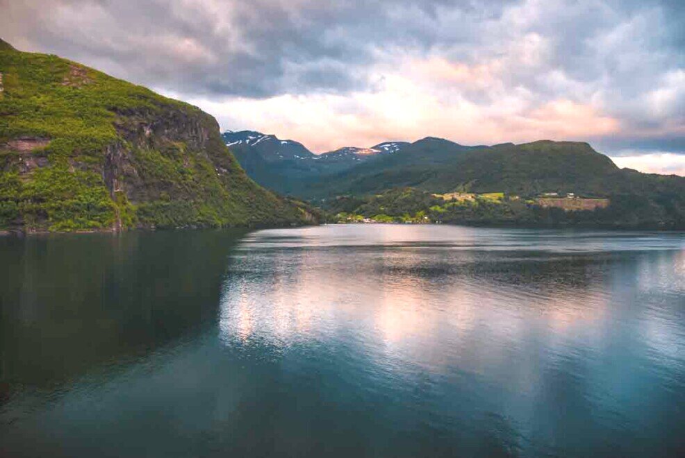 Geiranger Fjord Norvegia-riflessi sull'acqua all'alba.