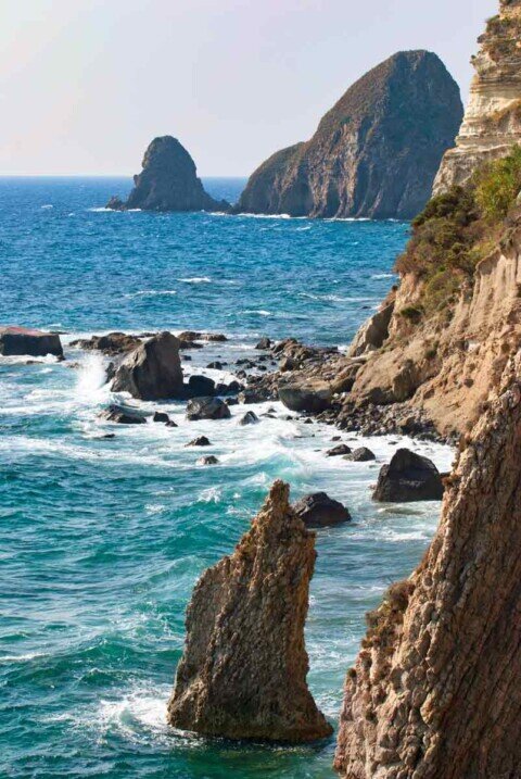 Ponza la Parata degli Scotti Serie di scogliere e spiaggette con i faraglioni davanti alla costa.