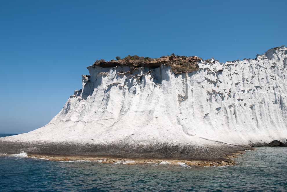 Ponza-Capo bianco Parete rocciosa bianca che si getta a strapiombo sul mare.