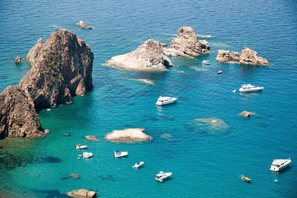 Formazioni rocciose imponenti emergono dalle acque cristalline a formare i Faraglioni di Lucia Rosa a Ponza.