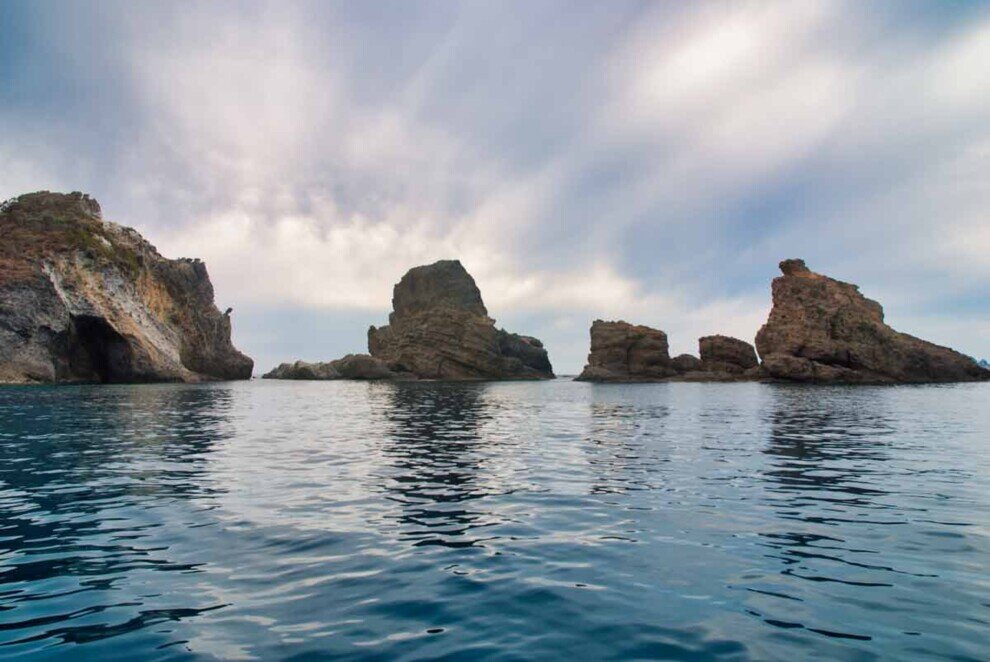  I maestosi faraglioni di Lucia Rosa a Ponza si ergono maestosi sopra le acque blu, creando un paesaggio spettacolare.
