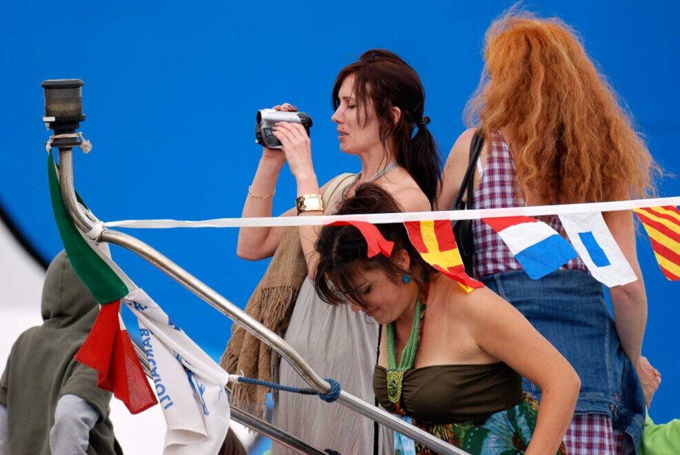 Ponza S.Silverio-ragazza filma la festa-da-una-barca