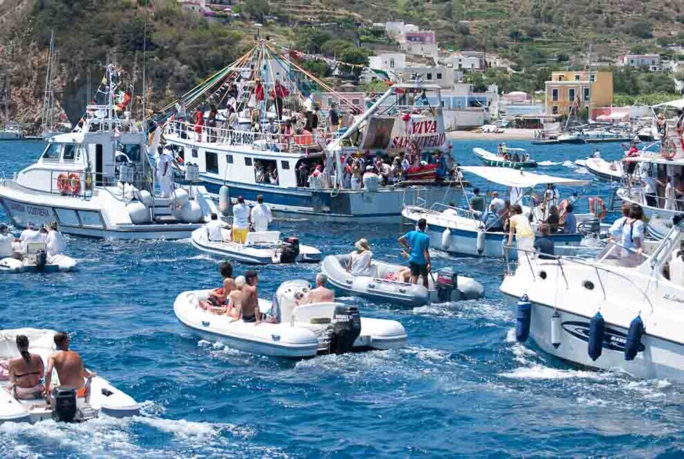 Ponza-barche in processione a San Silverio a Ponza.