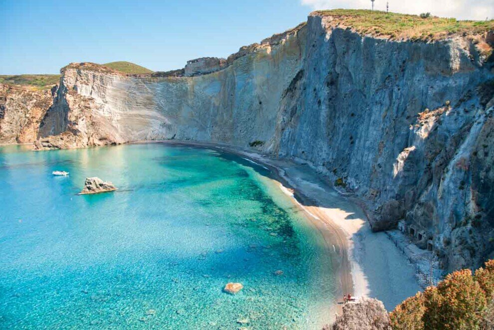 La spiaggia di Chiaia di Luna circondata da alte scogliere di tufo.