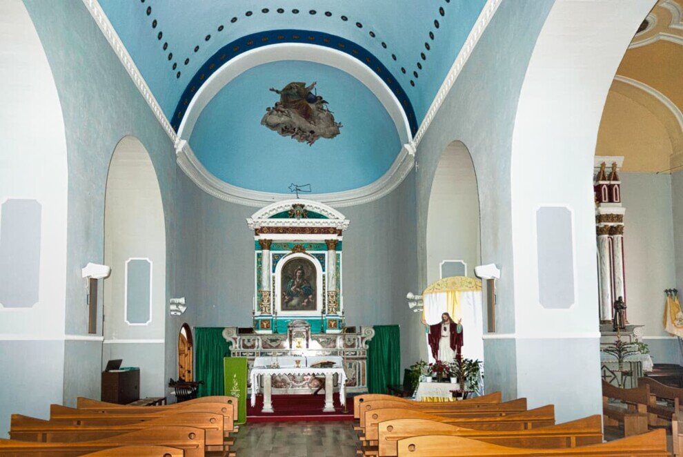 Ponza-chiesa-Madonna-Assunta Chiesa a tre navate con un piccolo altare.
