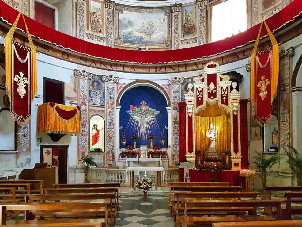 La Chiesa di San Silverio di Ponza con il suo altare principale.