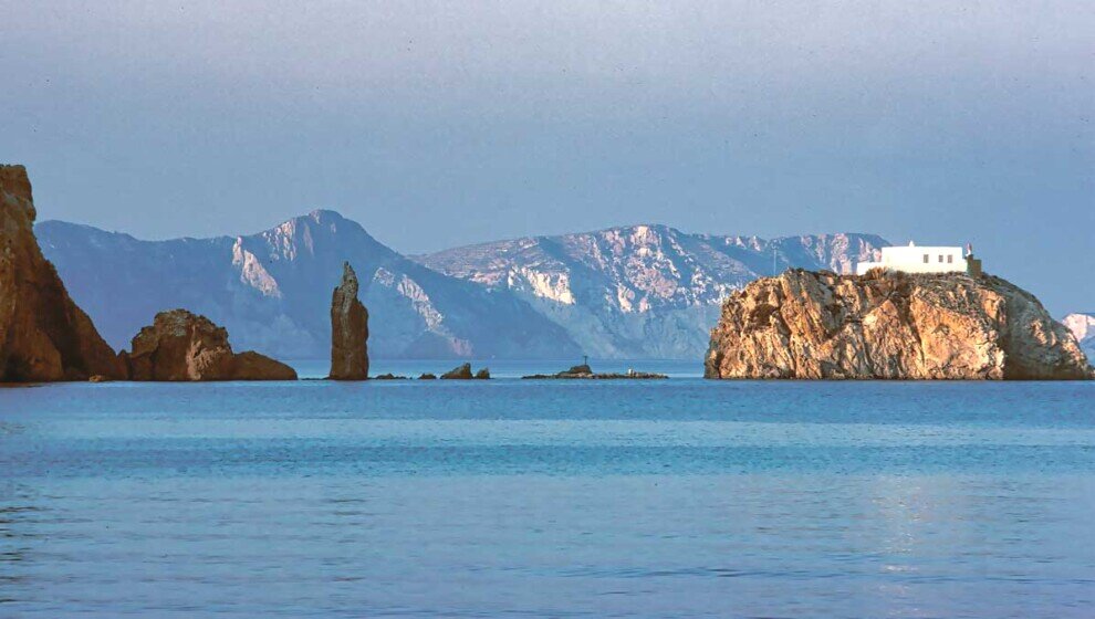 Ponza faraglioni de o' Casecavallo e della Ravia Due faraglioni, uno alto e scosceso e l'altro imponente e massiccio.