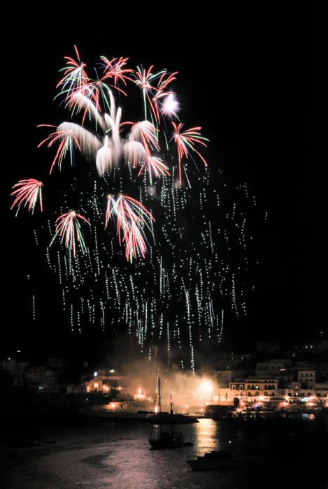 Fuochi artificiali in onore di San Silverio patrono di ponza.