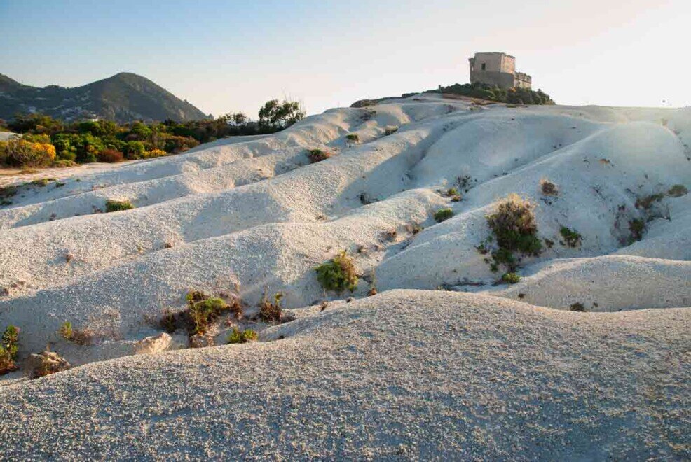 Ponza, località Le Forna, sorge una miniera di bentonite dismessa, i cui resti accumulati sul territorio sono purtroppo ancora visibili.