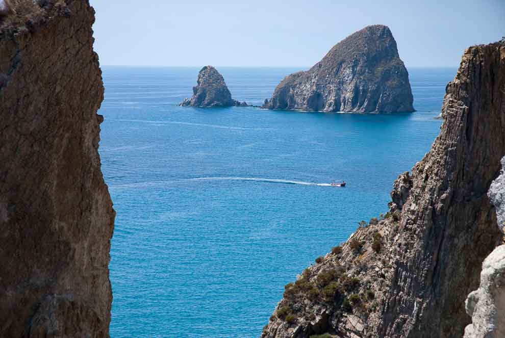 Ponza-la-parata Dalla cima di una collina la vista sul mare rende visibili due faraglioni disposti come fossero in parata.