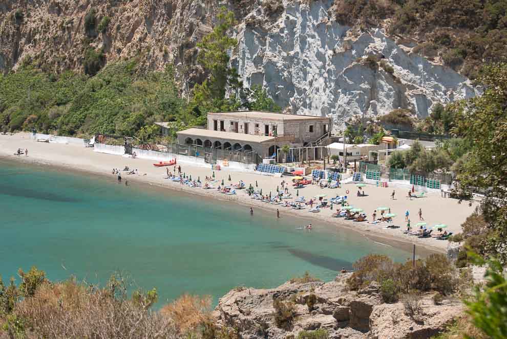 Ponza la spiaggia del Frontone una spiaggia incastonata in una insenature con mare smeraldo.