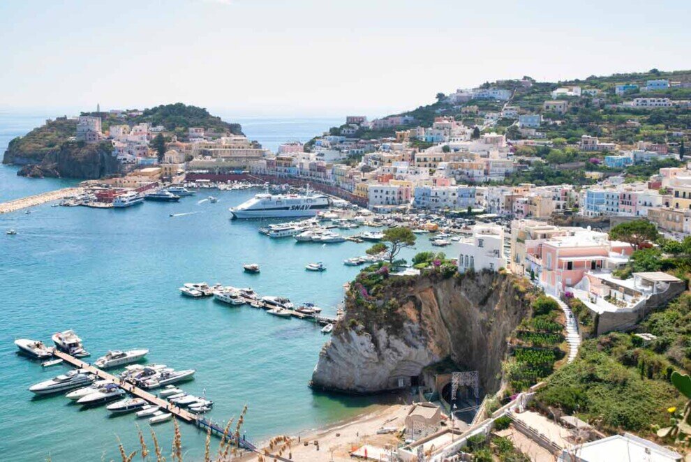 Isola di Ponza vista dall'alto Il porto dell'isola di Ponza vista dall'alto con i moli e le barche