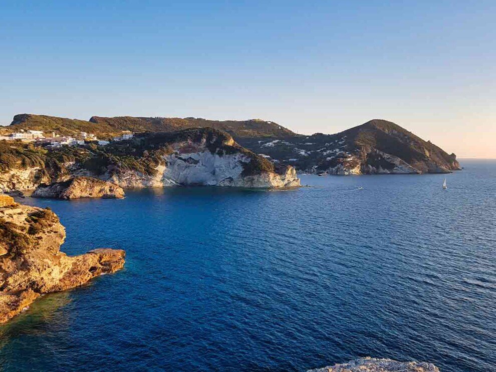 Scogli della Cantina e la punta di Capo Bosco a Ponza