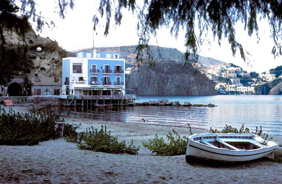 Ponza spiaggia di Sant'Antonio Una spiaggia all'imbrunire con una barca in secca e un ristorante su una palafitta che lo separa dall'acqua del mare.