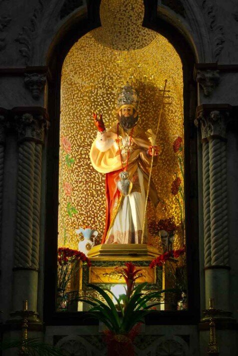 La statua di San Silverio nella teca della chiesa di Ponza dedicata alui.