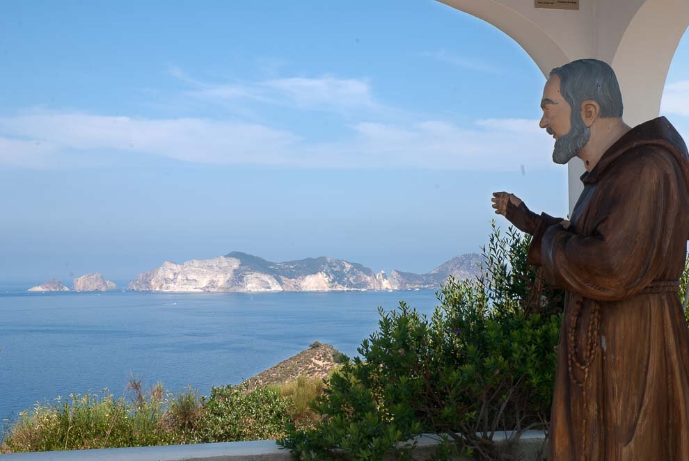 Ponza-statua-di- Padre-Pio Una statua di Padre Pio che sembra benedire l'Isola di Palmarole che gli è di fronte.