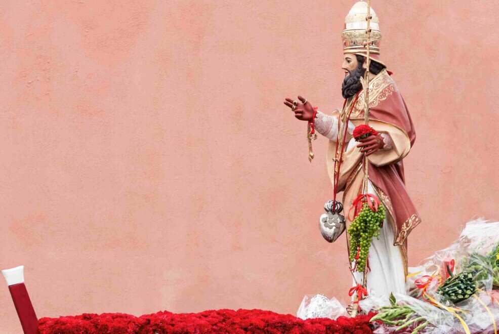 La statua di San Silverio in atteggiamento di benedizione con al collo un cuore d'argento.