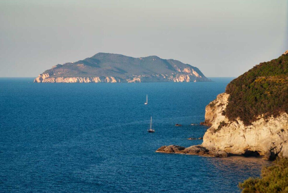 Ponza al tramonto-sullo-sfondo-l'isola-di-Zannone