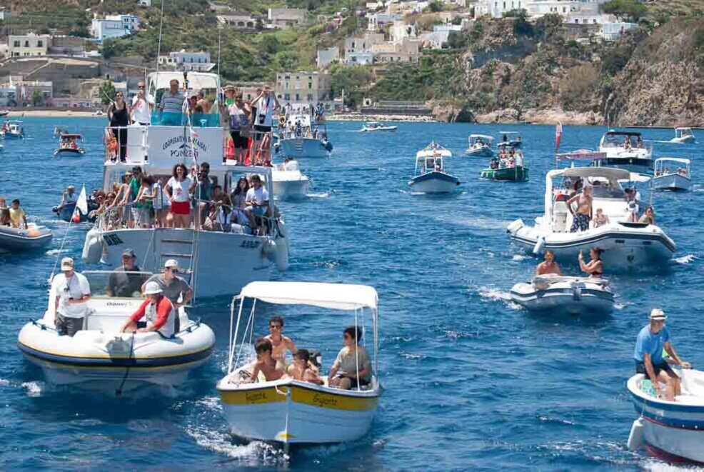 Tante barche piene di gente durante la processione in mare in onore di san silverio a Ponza.
