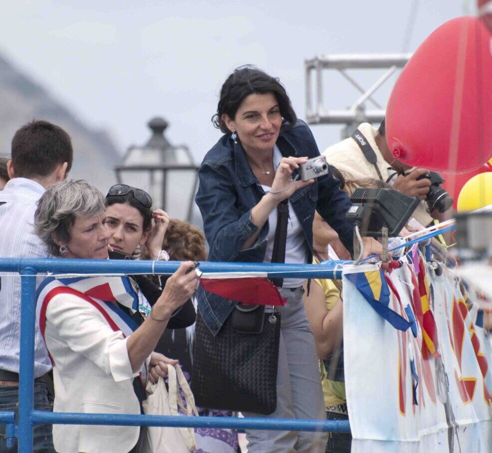 Una turista fa foto dalla barca alla processione di San Silverio a Ponza.