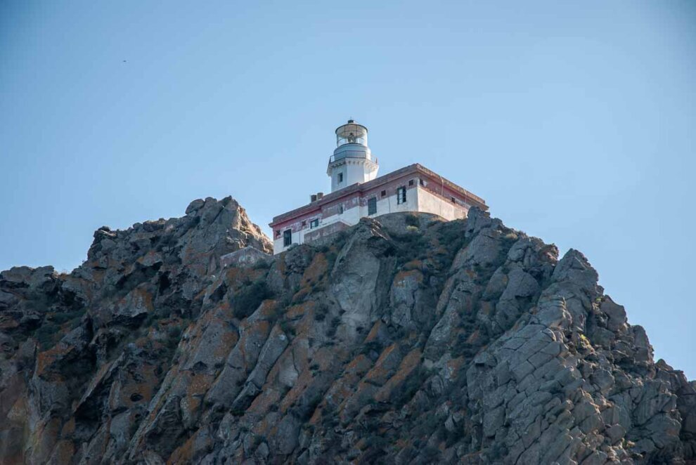 Sopra il promontorio roccioso della Guardia di Ponza si erge un faro simbolo di Ponza.