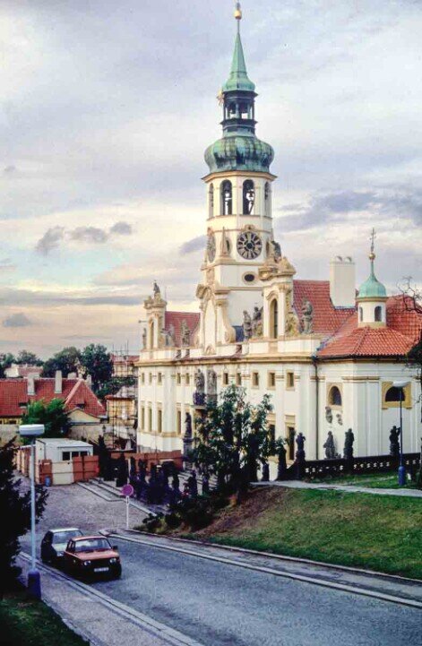 L'edificio ripreso per intero del santuario di Loreto col suo campanile.