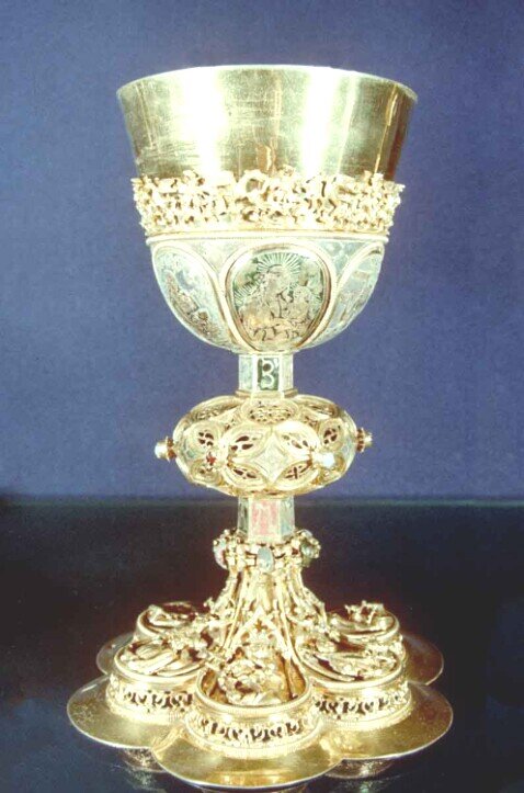 Un calice dorato del 1510 realizzato in argento e ricoperto d'oro. La parte superiore è ampia e liscia, con forma leggermente svasata.