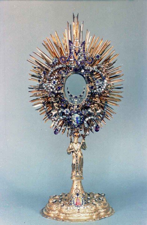 L’ostensorio di Lobkowitz del 1673 si trova nel tesoro della Santuario di Loreta. È un prezioso lavoro di oreficeria barocca, realizzato con oro e coralli, concepito come un mosaico.