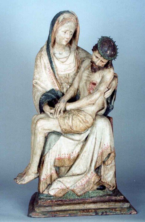 La statua della Vergine Maria che tiene tra le braccia il corpo morto di Gesù dopo la crocifissione, nella chiesa barocca di Loreto a Praga.