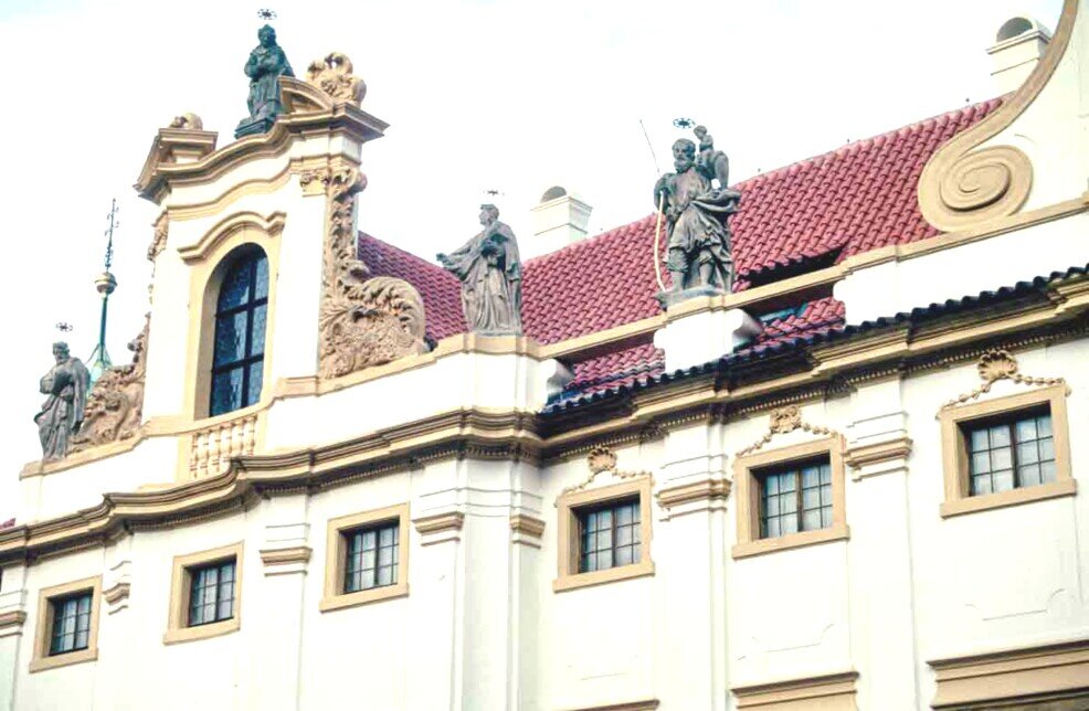 Praga, Chiesa di Loreto Facciata con decorazioni e statue di santi a Praga nella Chiesa di Loreto.