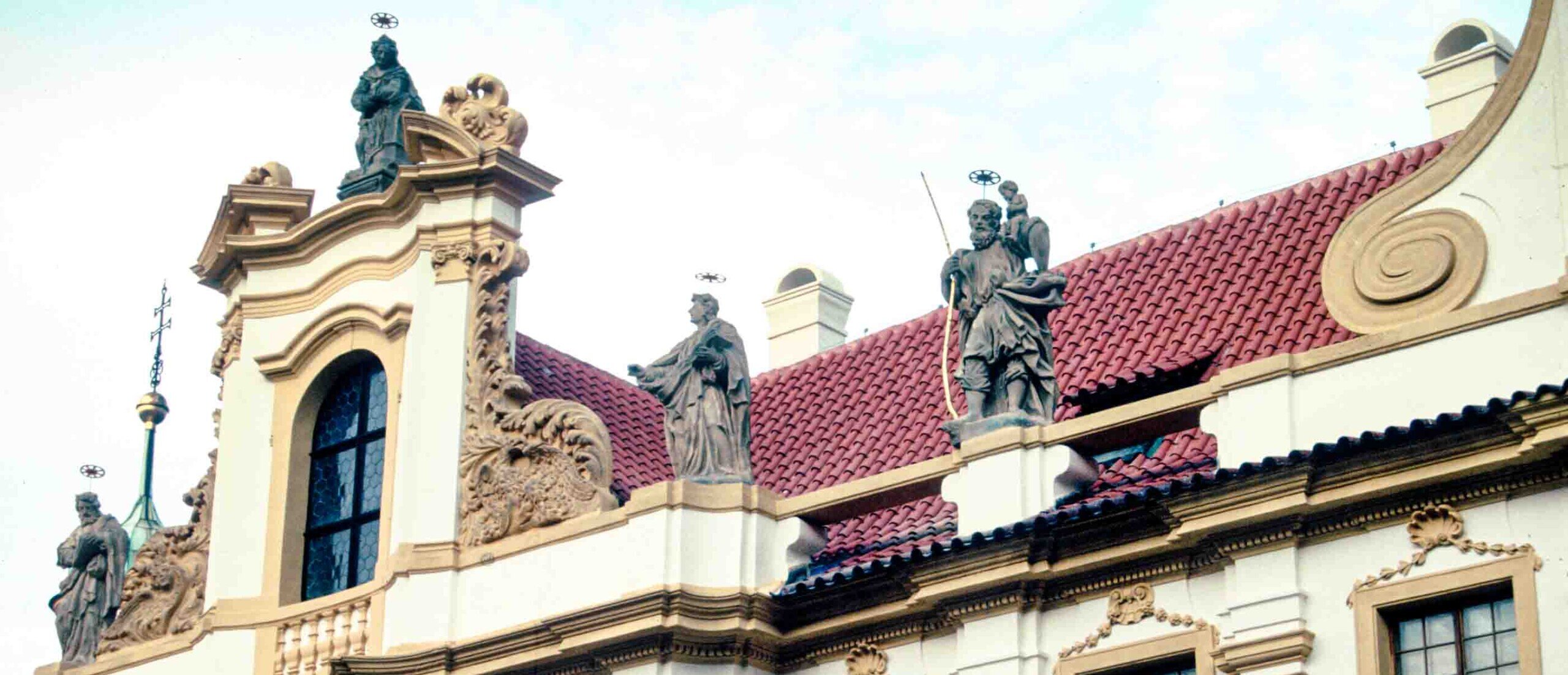 Praga, Chiesa di Loreto Facciata con decorazioni barocche a Praga nella Chiesa di Loreto.