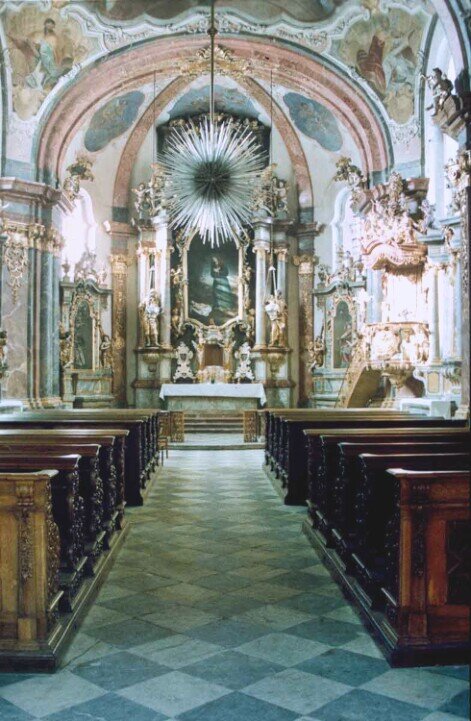 Chiesa all'interno del santuario di Loreto ricca di decorazioni barocche.