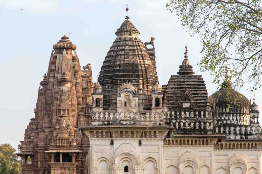 Tempio di Adinath a Khajuraho, India: dettaglio delle shikhara scolpite in stile jainista, con architettura elaborata e decorazioni tradizionali della dinastia Chandela, simbolo del patrimonio spirituale e artistico dell’India centrale.