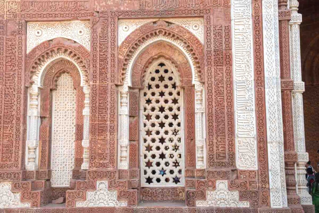 l'Alai Darwaza è la porta meridionale della moschea di Quwwat-ul-Islam L'imponente porta della moschea ricca di reticoli e incisioni.