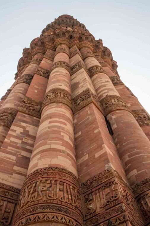 La parte bassa del Qutb Minar I primi piani decorati del minareto.