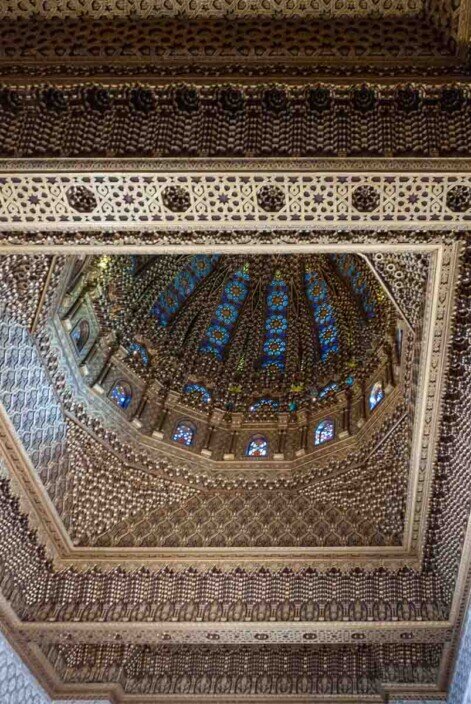 Soffitto della Moschea di Mohamed V Soffitto della Moschea di Mohamed V, un esempio di arte islamica con decorazioni elaborate e design affascinante.