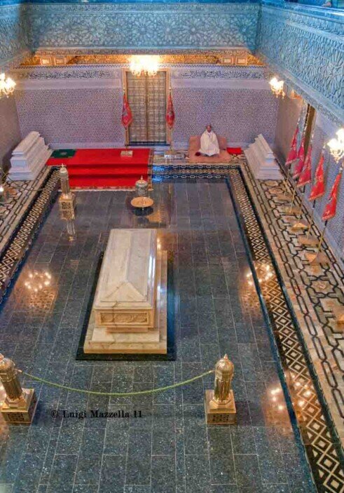 Rabat, interno della Moschea di Mohamed V. Ampio ambiente con un grande sarcofago, situato nella Moschea di Mohamed V, caratterizzato da dettagli architettonici.