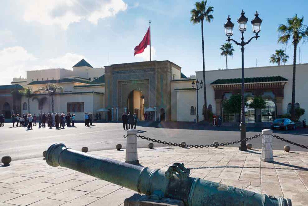 Rabat, Palazzo Reale. L'ingresso al Palazzo Reale di Rabat si trova in un'ampia piazza.