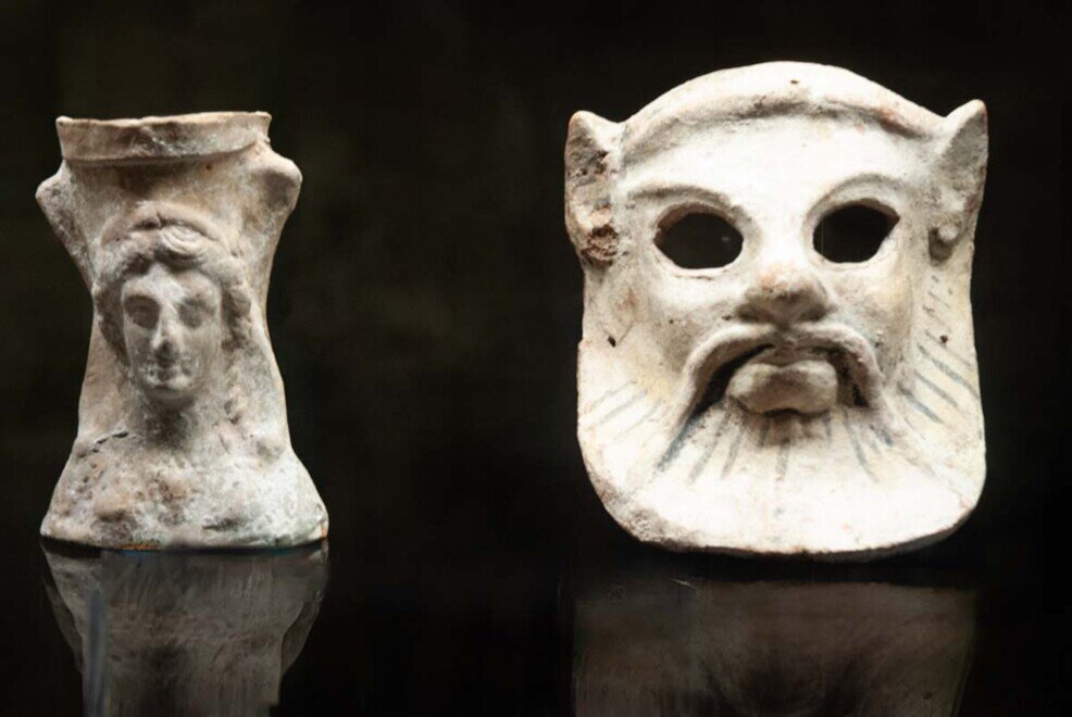 Bruciaprofumi e maschera di Sileno provenienti da un contesto funerario.