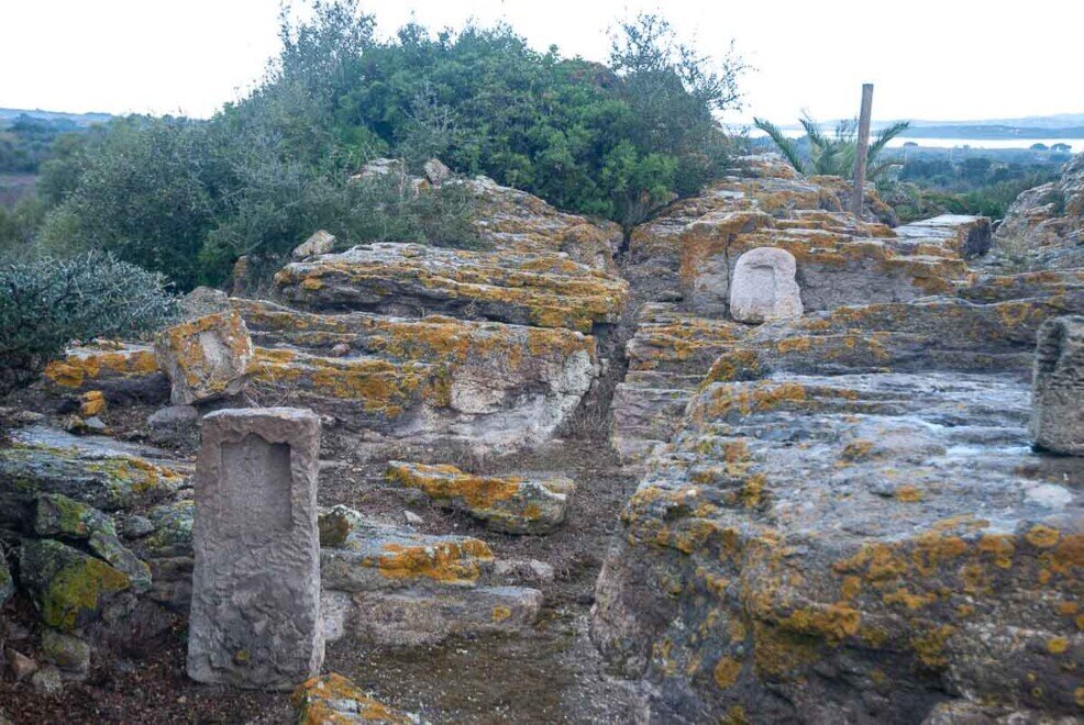 Stele di pietra che accompagnavano le urna con le ceneri dei bambini nati prematuri.