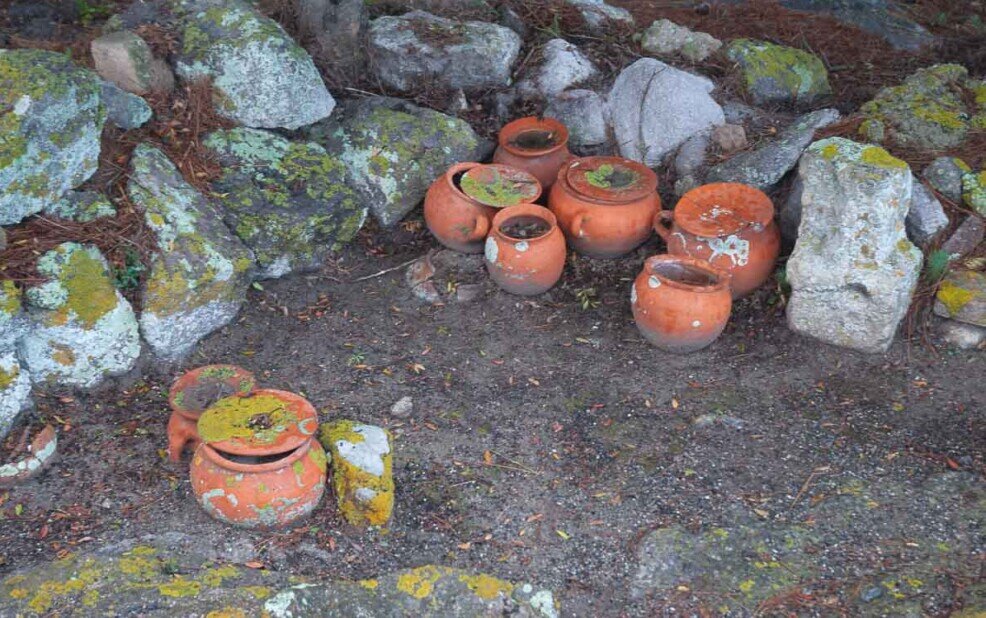 Urne cinerarie esposte su una tomba fenicio-punica.