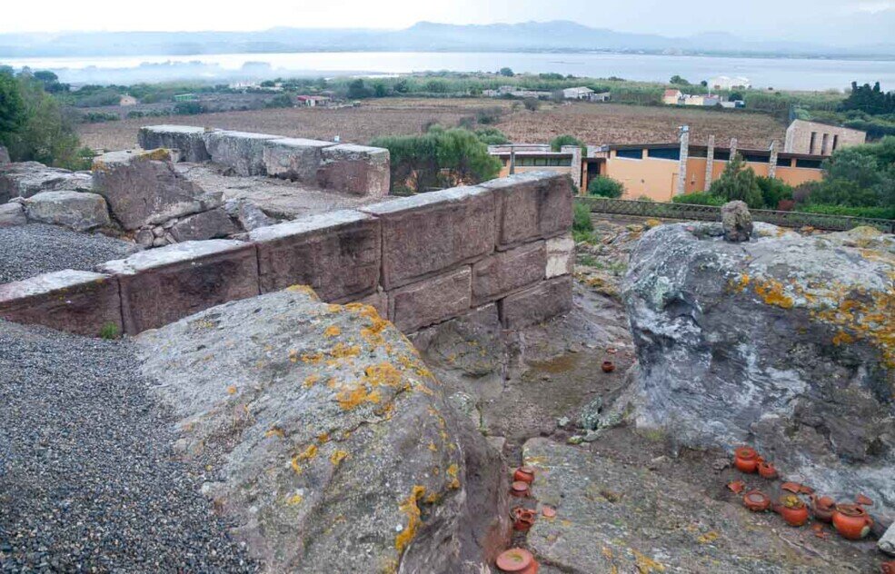 Una tomba per bambini nati prematuri ai piedi di una roccia.