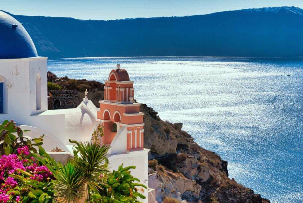 Il campanile della chiesa di Anastasis (Risurrezione), che si affaccia sulla caldera-Oia - Santorini, Grecia