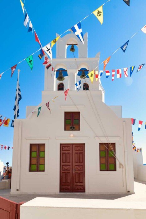 Campanile a vela nel villaggio di Oia a Santorini. Formato da una parete a più arcate sovrapposte con sospese campane di diverse dimensioni.