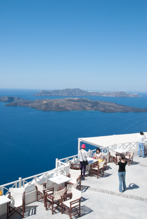 Sedie e tavolini di un bar che si affaccia sulla caldera di Santorini.