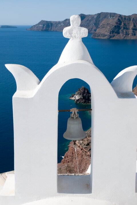 Un campanile di Firà che si affaccia sulla caldera di Santorini.