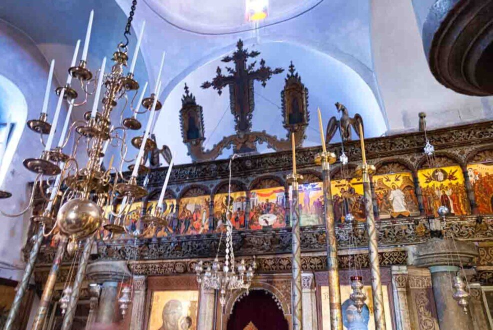 Santorini-colonne, intagli, intricate decorazioni all'altezza dell'altare della chiesa della Panaghia Episcopi.