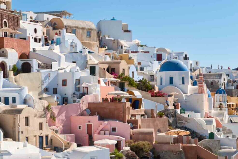 Case caratteristiche dell'isola greca di Santorini con le sue cupole blu.