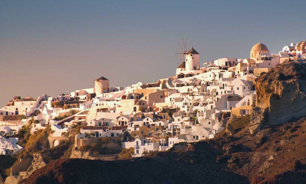 Panorama di Oia nell'isola di Santorini dove svettano i tipici mulini a vento.