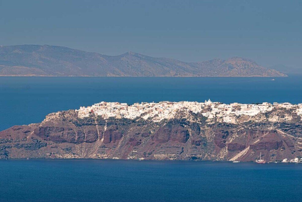 Panorama del costone occidentale di Santorini con sopra le case  del villaggio di Oia.